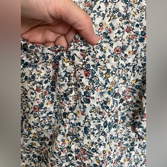 Carmelina Flutter Sleeve Top in Blossoming Vines - Picture 9 of 10